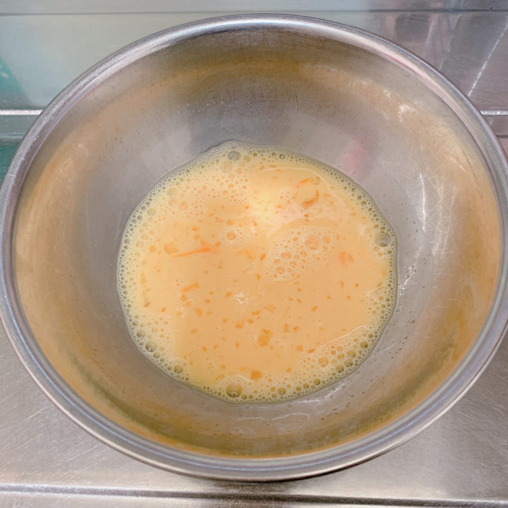 牛乳と卵と砂糖を混ぜた様子