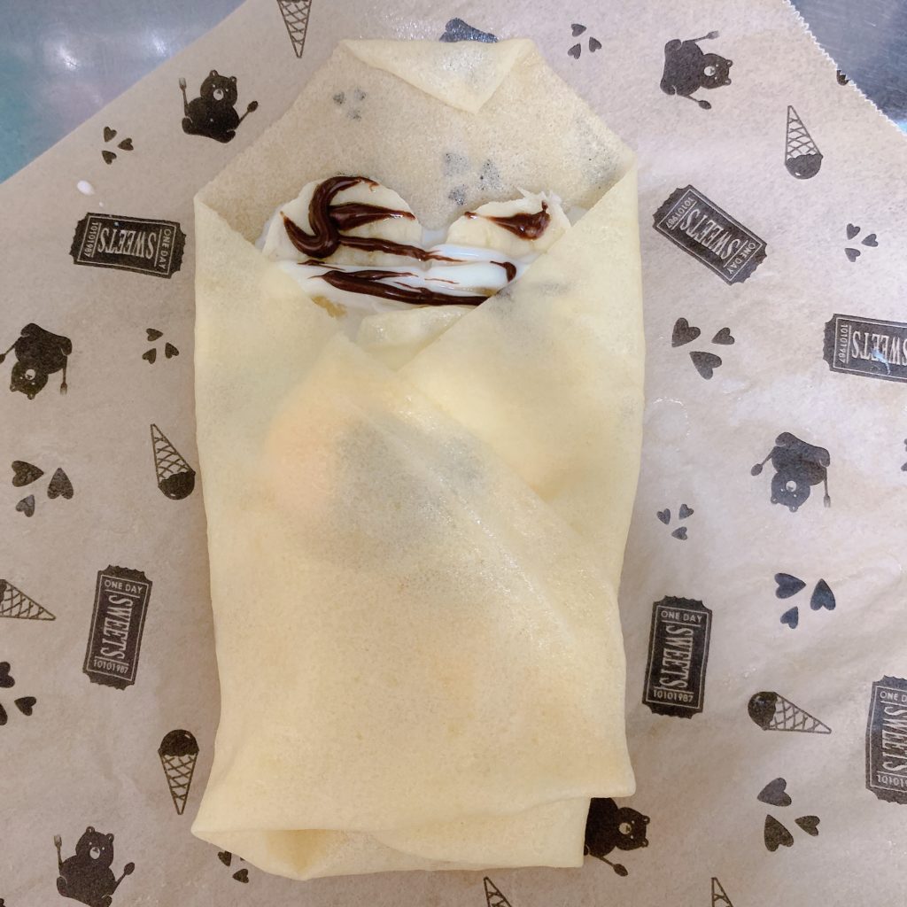 クレープ生地を巻いて完成