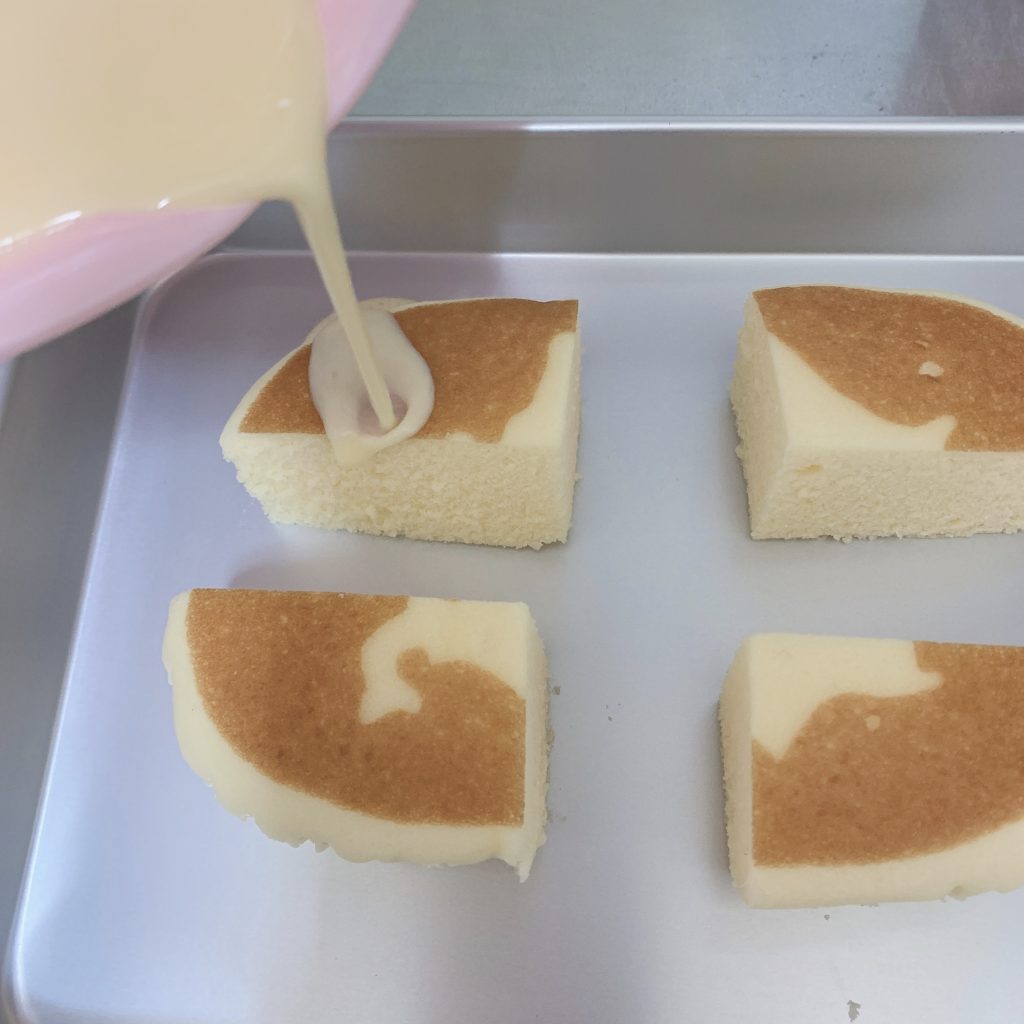 フレンチトースト 液を流し込む様子